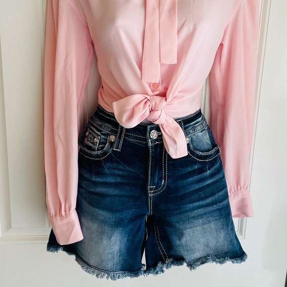 Miss Me RARE Floral Pocket
Styling Embroidery Gemstone Mid-Rise Short sz 28 NWT - Picture 7 of 12